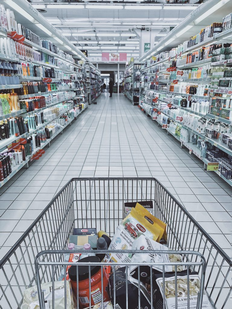 fare la spesa in emergenza, carrello della spesa al supermercato, menù settimanale
